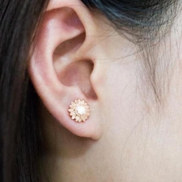 18k Yellow Gold Diamond Sunflower Stud Earrings, nice Earrings, cute Earrings - Picture 2 of 3